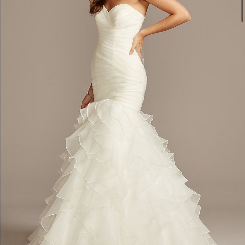 David’s bridal formal wedding gown excellent condition . It very beautiful